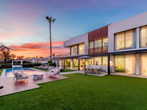 FOR SALE 🏡 Beachfront Five-Bedroom Villa with Rooftop Jacuzzi and Indoor Spa – El Saladillo, New Golden Mile, Estepona 🇪🇸