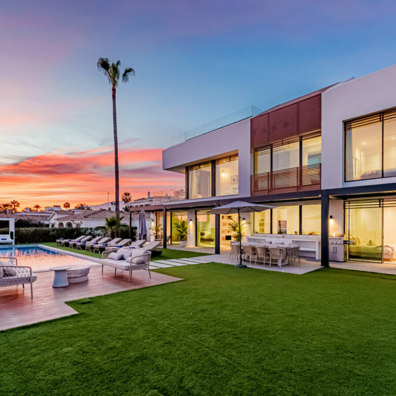 FOR SALE 🏡 Beachfront Five-Bedroom Villa with Rooftop Jacuzzi and Indoor Spa – El Saladillo, New Golden Mile, Estepona 🇪🇸