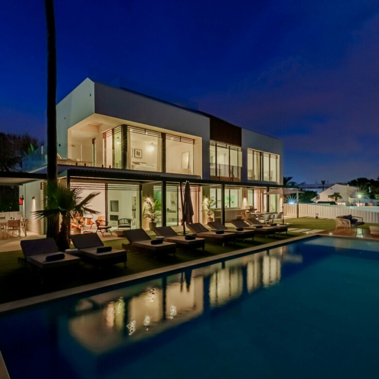 FOR SALE 🏡 Beachfront Five-Bedroom Villa with Rooftop Jacuzzi and Indoor Spa – El Saladillo, New Golden Mile, Estepona 🇪🇸