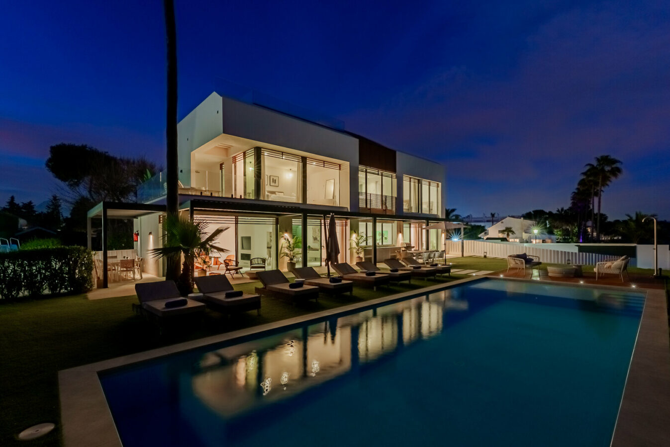 FOR SALE 🏡 Beachfront Five-Bedroom Villa with Rooftop Jacuzzi and Indoor Spa – El Saladillo, New Golden Mile, Estepona 🇪🇸
