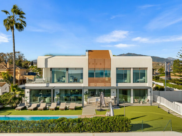 FOR SALE 🏡 Beachfront Five-Bedroom Villa with Rooftop Jacuzzi and Indoor Spa – El Saladillo, New Golden Mile, Estepona 🇪🇸