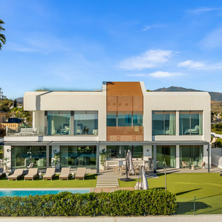 FOR SALE 🏡 Beachfront Five-Bedroom Villa with Rooftop Jacuzzi and Indoor Spa – El Saladillo, New Golden Mile, Estepona 🇪🇸