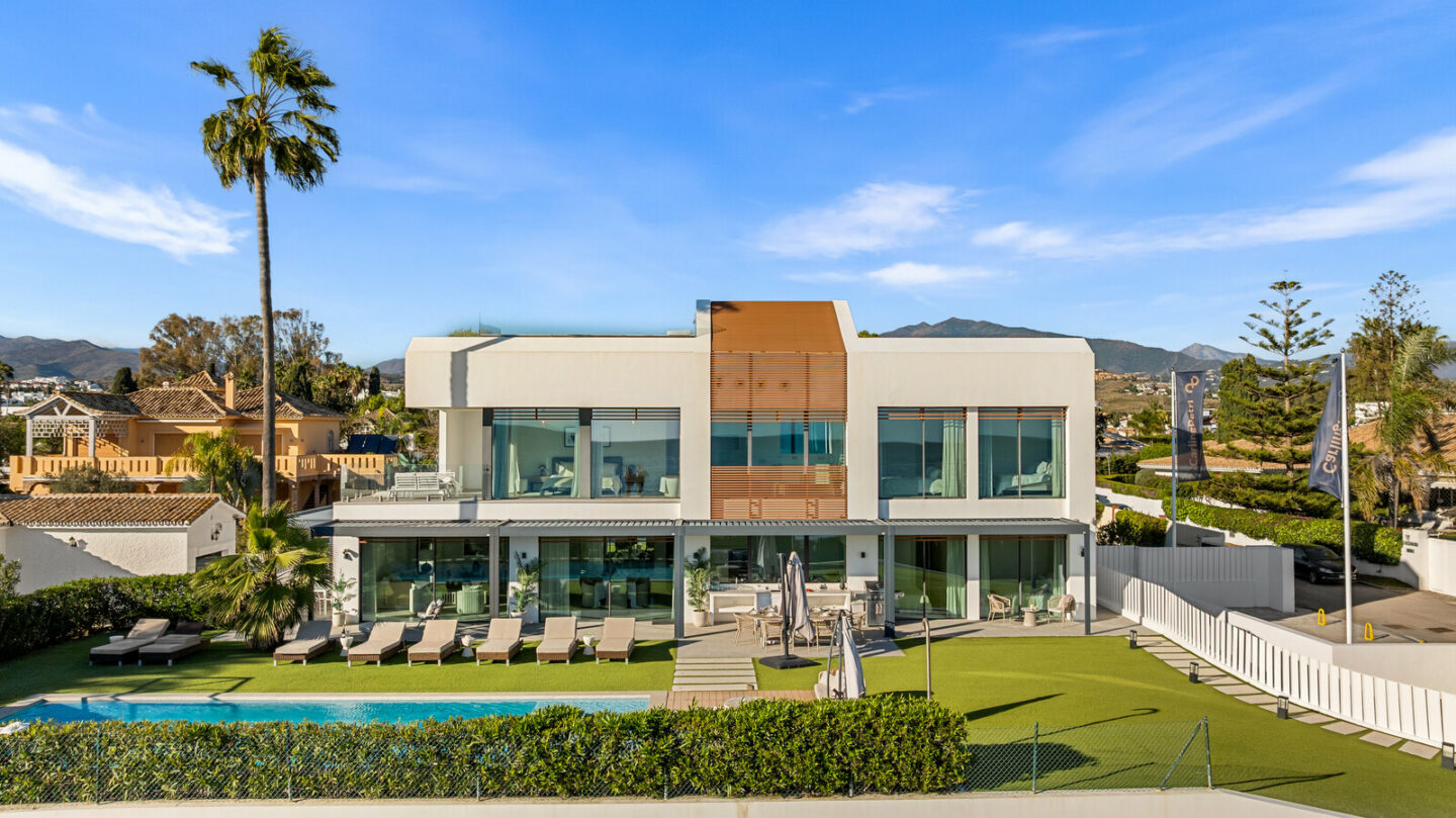 FOR SALE 🏡 Beachfront Five-Bedroom Villa with Rooftop Jacuzzi and Indoor Spa – El Saladillo, New Golden Mile, Estepona 🇪🇸