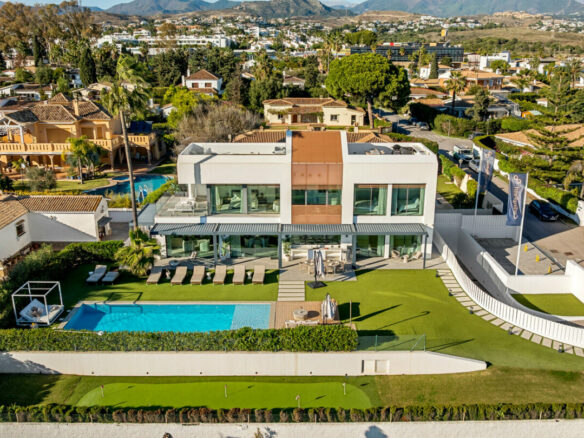 FOR SALE 🏡 Beachfront Five-Bedroom Villa with Rooftop Jacuzzi and Indoor Spa – El Saladillo, New Golden Mile, Estepona 🇪🇸