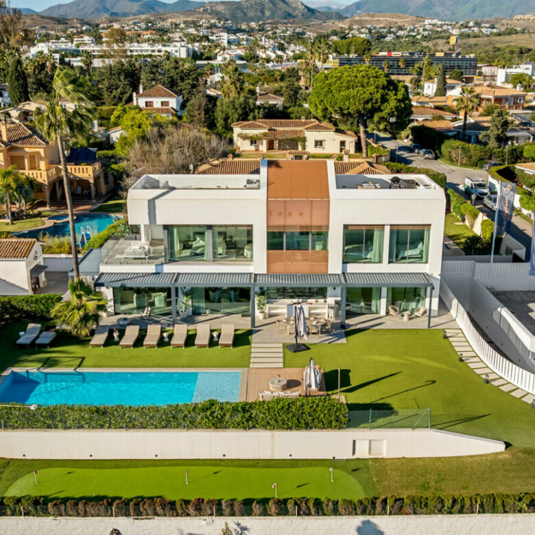 FOR SALE 🏡 Beachfront Five-Bedroom Villa with Rooftop Jacuzzi and Indoor Spa – El Saladillo, New Golden Mile, Estepona 🇪🇸