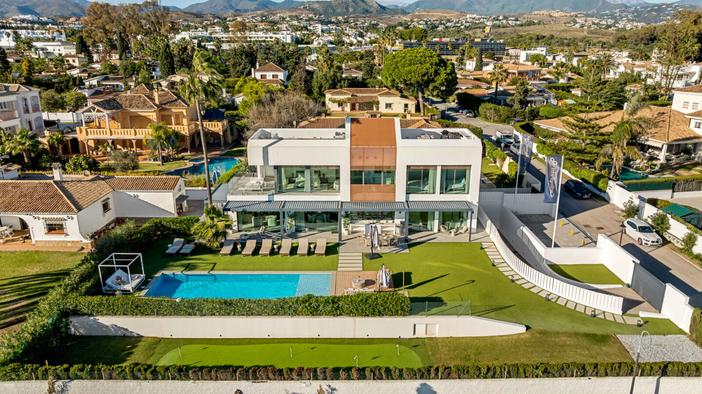 FOR SALE 🏡 Beachfront Five-Bedroom Villa with Rooftop Jacuzzi and Indoor Spa – El Saladillo, New Golden Mile, Estepona 🇪🇸