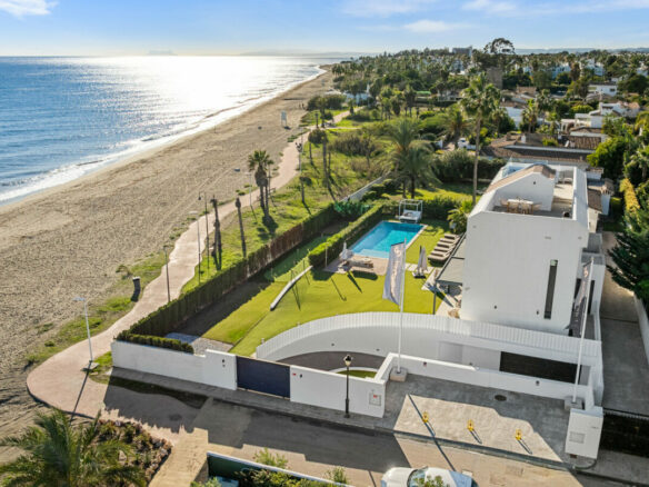 FOR SALE 🏡 Beachfront Five-Bedroom Villa with Rooftop Jacuzzi and Indoor Spa – El Saladillo, New Golden Mile, Estepona 🇪🇸
