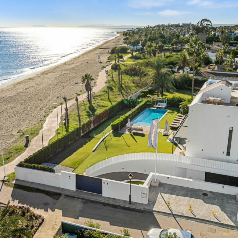 FOR SALE 🏡 Beachfront Five-Bedroom Villa with Rooftop Jacuzzi and Indoor Spa – El Saladillo, New Golden Mile, Estepona 🇪🇸