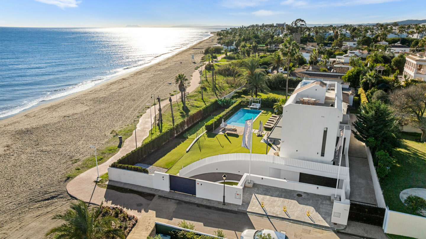 FOR SALE 🏡 Beachfront Five-Bedroom Villa with Rooftop Jacuzzi and Indoor Spa – El Saladillo, New Golden Mile, Estepona 🇪🇸