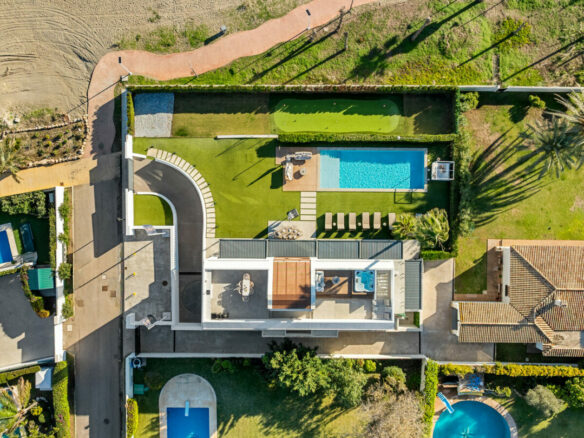 FOR SALE 🏡 Beachfront Five-Bedroom Villa with Rooftop Jacuzzi and Indoor Spa – El Saladillo, New Golden Mile, Estepona 🇪🇸
