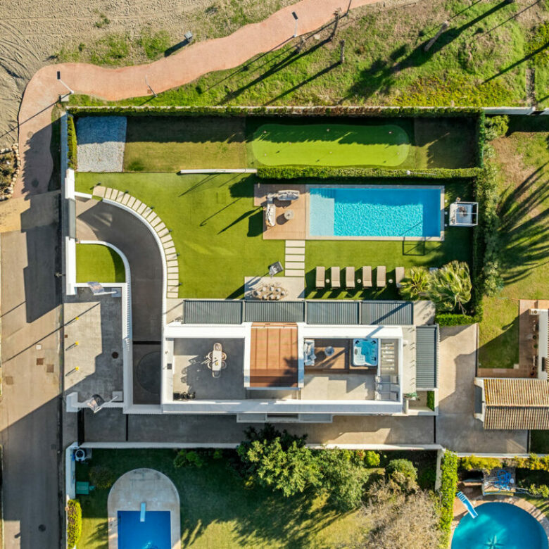 FOR SALE 🏡 Beachfront Five-Bedroom Villa with Rooftop Jacuzzi and Indoor Spa – El Saladillo, New Golden Mile, Estepona 🇪🇸