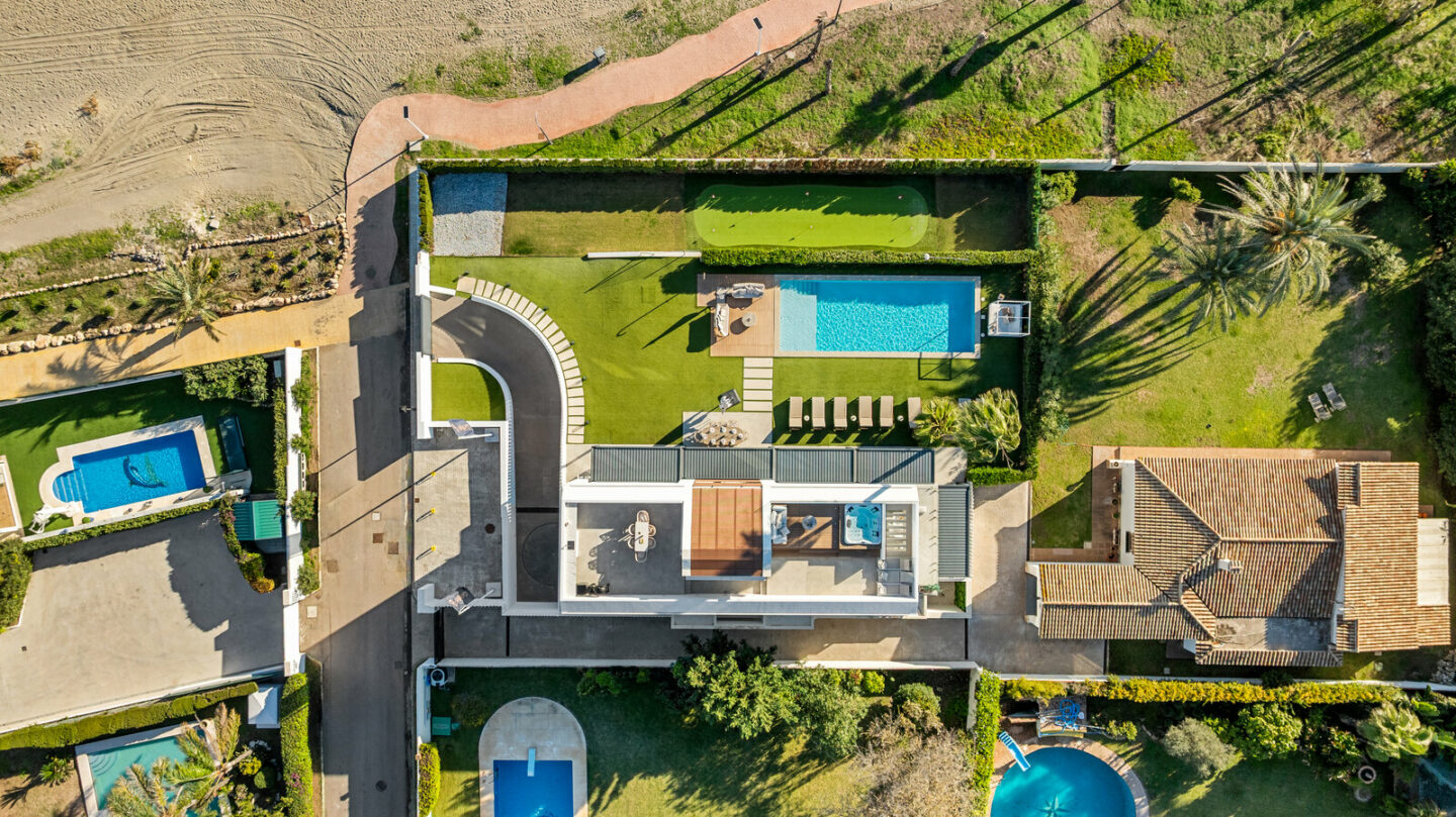 FOR SALE 🏡 Beachfront Five-Bedroom Villa with Rooftop Jacuzzi and Indoor Spa – El Saladillo, New Golden Mile, Estepona 🇪🇸