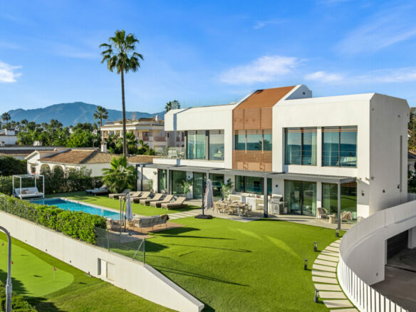 FOR SALE 🏡 Beachfront Five-Bedroom Villa with Rooftop Jacuzzi and Indoor Spa – El Saladillo, New Golden Mile, Estepona 🇪🇸