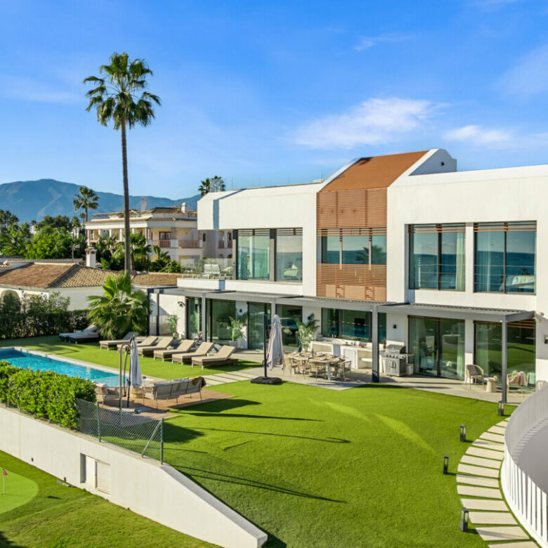 FOR SALE 🏡 Beachfront Five-Bedroom Villa with Rooftop Jacuzzi and Indoor Spa – El Saladillo, New Golden Mile, Estepona 🇪🇸