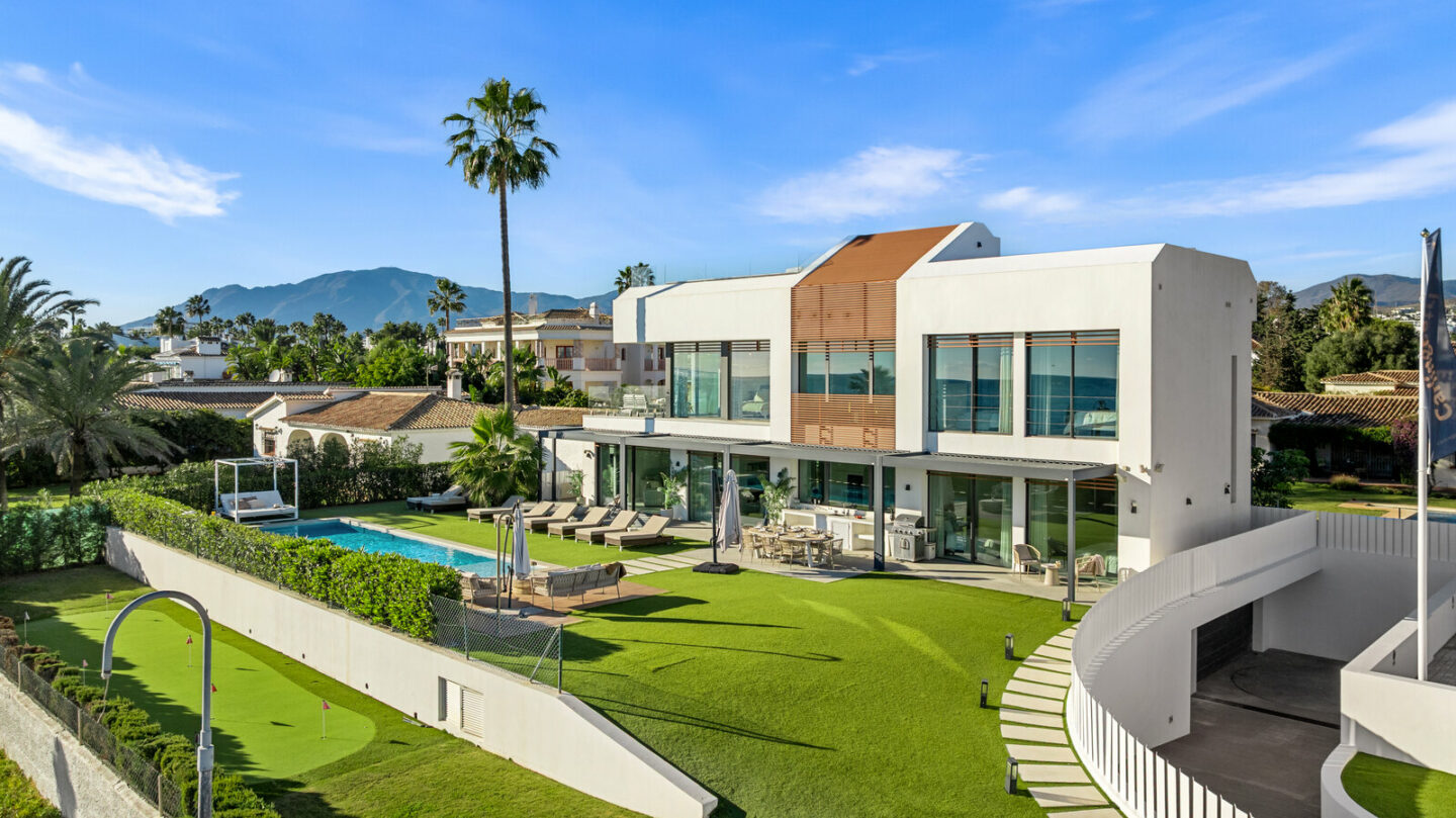 FOR SALE 🏡 Beachfront Five-Bedroom Villa with Rooftop Jacuzzi and Indoor Spa – El Saladillo, New Golden Mile, Estepona 🇪🇸