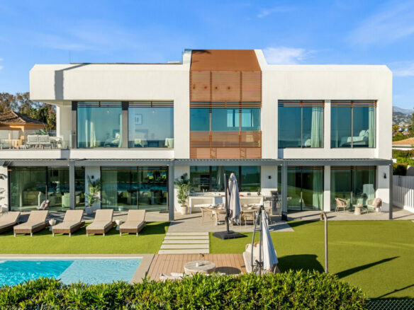 FOR SALE 🏡 Beachfront Five-Bedroom Villa with Rooftop Jacuzzi and Indoor Spa – El Saladillo, New Golden Mile, Estepona 🇪🇸