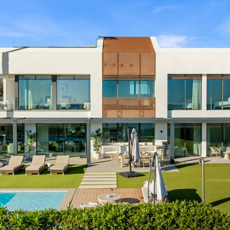 FOR SALE 🏡 Beachfront Five-Bedroom Villa with Rooftop Jacuzzi and Indoor Spa – El Saladillo, New Golden Mile, Estepona 🇪🇸