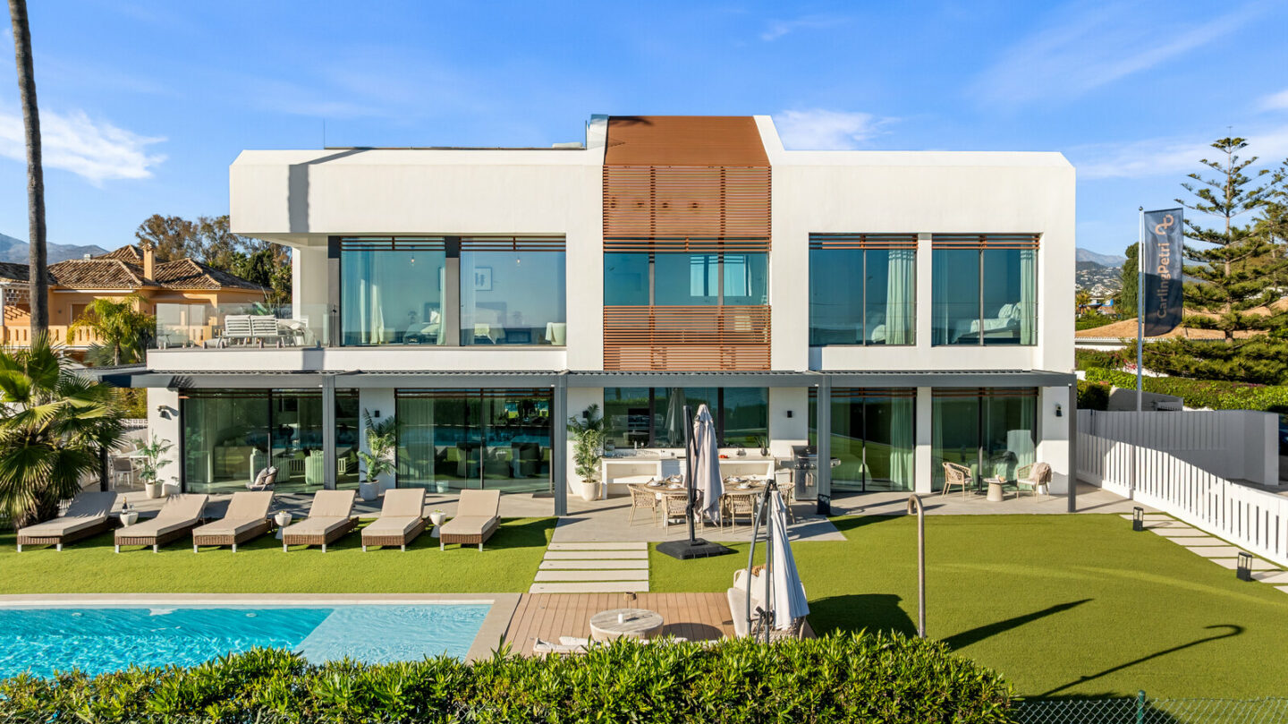 FOR SALE 🏡 Beachfront Five-Bedroom Villa with Rooftop Jacuzzi and Indoor Spa – El Saladillo, New Golden Mile, Estepona 🇪🇸