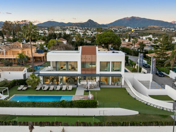 FOR SALE 🏡 Beachfront Five-Bedroom Villa with Rooftop Jacuzzi and Indoor Spa – El Saladillo, New Golden Mile, Estepona 🇪🇸