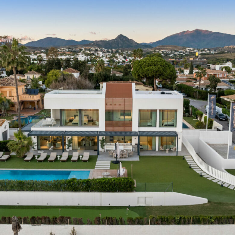FOR SALE 🏡 Beachfront Five-Bedroom Villa with Rooftop Jacuzzi and Indoor Spa – El Saladillo, New Golden Mile, Estepona 🇪🇸