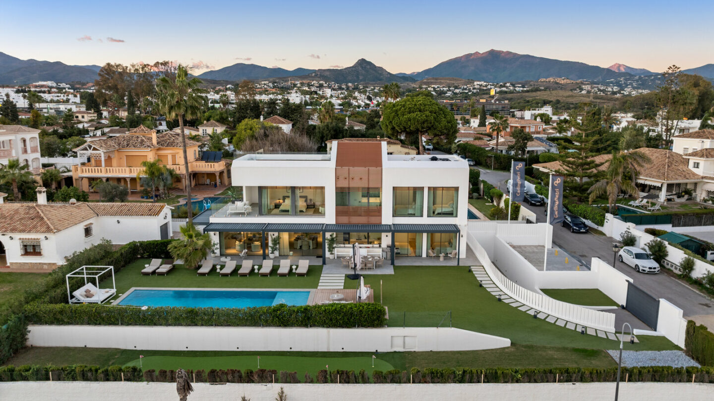 FOR SALE 🏡 Beachfront Five-Bedroom Villa with Rooftop Jacuzzi and Indoor Spa – El Saladillo, New Golden Mile, Estepona 🇪🇸