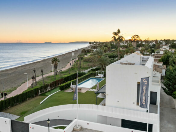 FOR SALE 🏡 Beachfront Five-Bedroom Villa with Rooftop Jacuzzi and Indoor Spa – El Saladillo, New Golden Mile, Estepona 🇪🇸