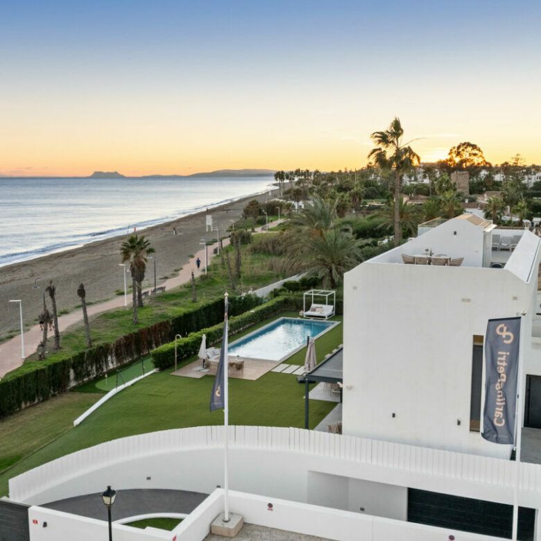 FOR SALE 🏡 Beachfront Five-Bedroom Villa with Rooftop Jacuzzi and Indoor Spa – El Saladillo, New Golden Mile, Estepona 🇪🇸
