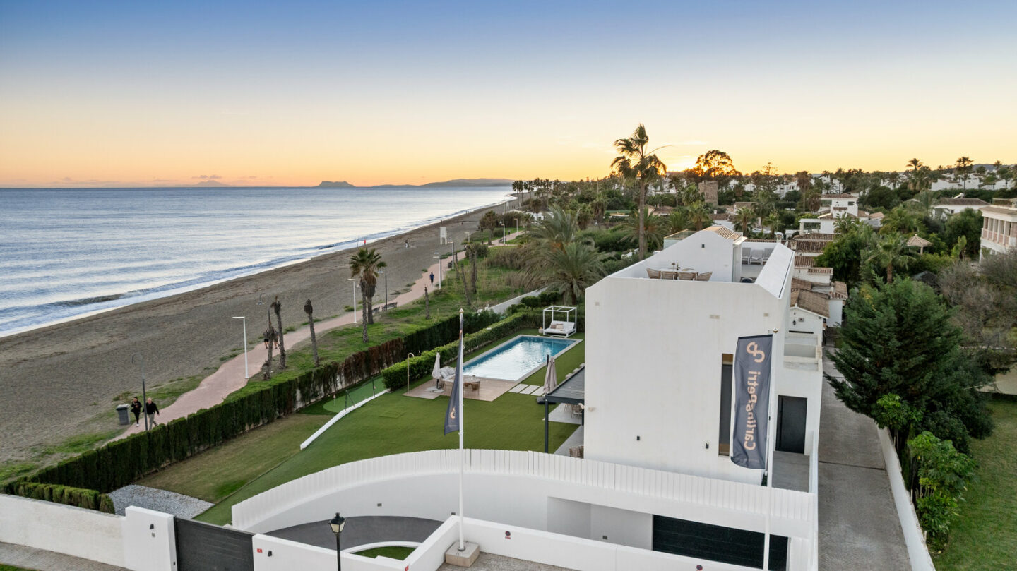 FOR SALE 🏡 Beachfront Five-Bedroom Villa with Rooftop Jacuzzi and Indoor Spa – El Saladillo, New Golden Mile, Estepona 🇪🇸