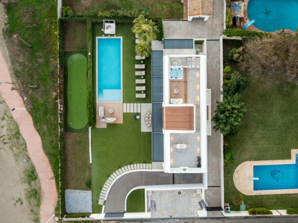 FOR SALE 🏡 Beachfront Five-Bedroom Villa with Rooftop Jacuzzi and Indoor Spa – El Saladillo, New Golden Mile, Estepona 🇪🇸