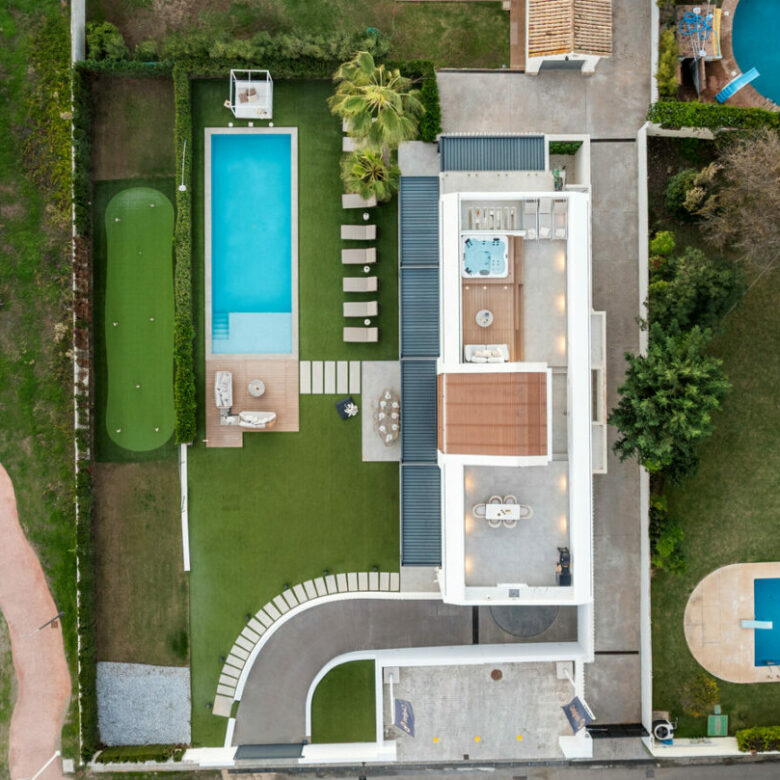 FOR SALE 🏡 Beachfront Five-Bedroom Villa with Rooftop Jacuzzi and Indoor Spa – El Saladillo, New Golden Mile, Estepona 🇪🇸