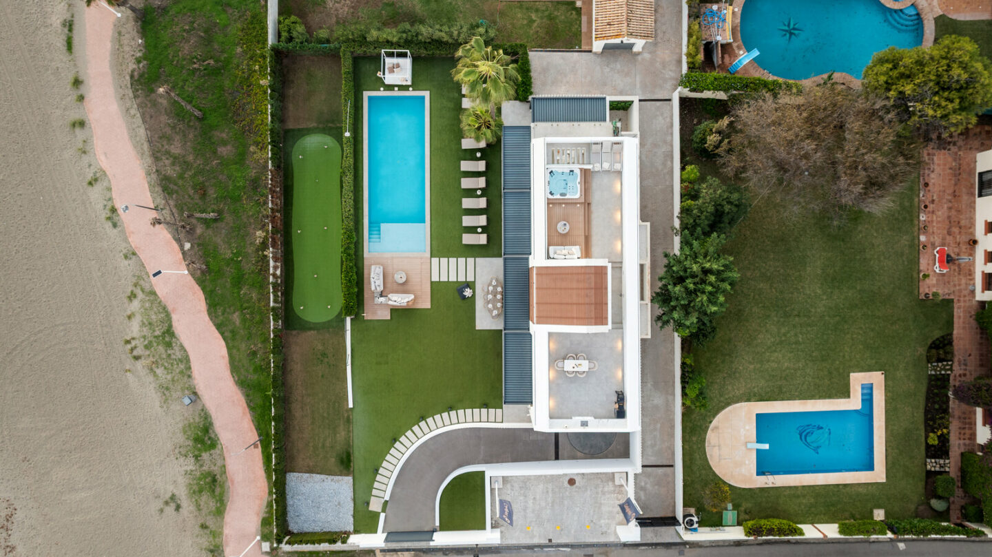 FOR SALE 🏡 Beachfront Five-Bedroom Villa with Rooftop Jacuzzi and Indoor Spa – El Saladillo, New Golden Mile, Estepona 🇪🇸