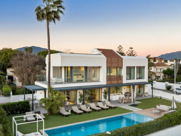 FOR SALE 🏡 Beachfront Five-Bedroom Villa with Rooftop Jacuzzi and Indoor Spa – El Saladillo, New Golden Mile, Estepona 🇪🇸