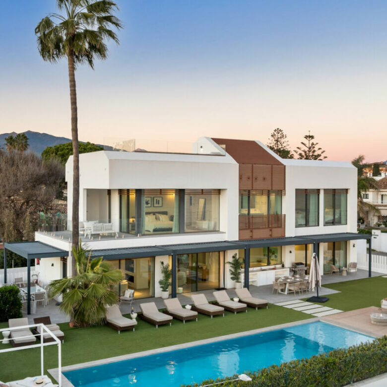 FOR SALE 🏡 Beachfront Five-Bedroom Villa with Rooftop Jacuzzi and Indoor Spa – El Saladillo, New Golden Mile, Estepona 🇪🇸