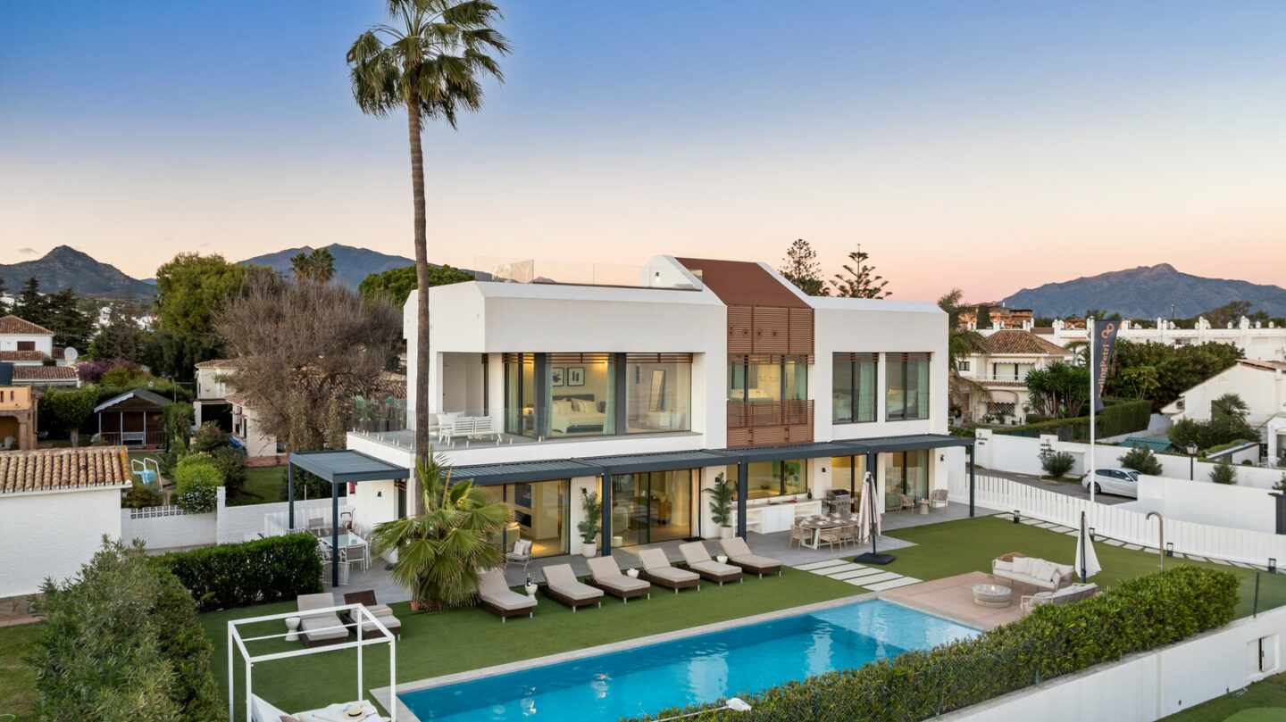 FOR SALE 🏡 Beachfront Five-Bedroom Villa with Rooftop Jacuzzi and Indoor Spa – El Saladillo, New Golden Mile, Estepona 🇪🇸