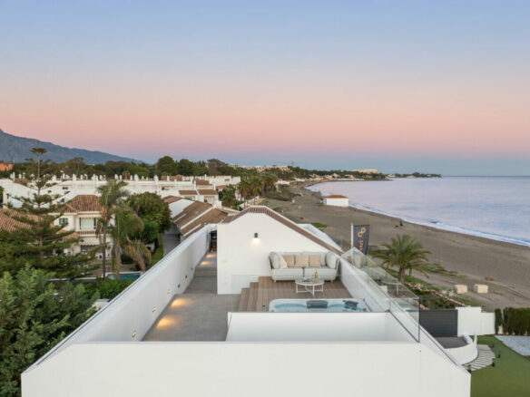 FOR SALE 🏡 Beachfront Five-Bedroom Villa with Rooftop Jacuzzi and Indoor Spa – El Saladillo, New Golden Mile, Estepona 🇪🇸