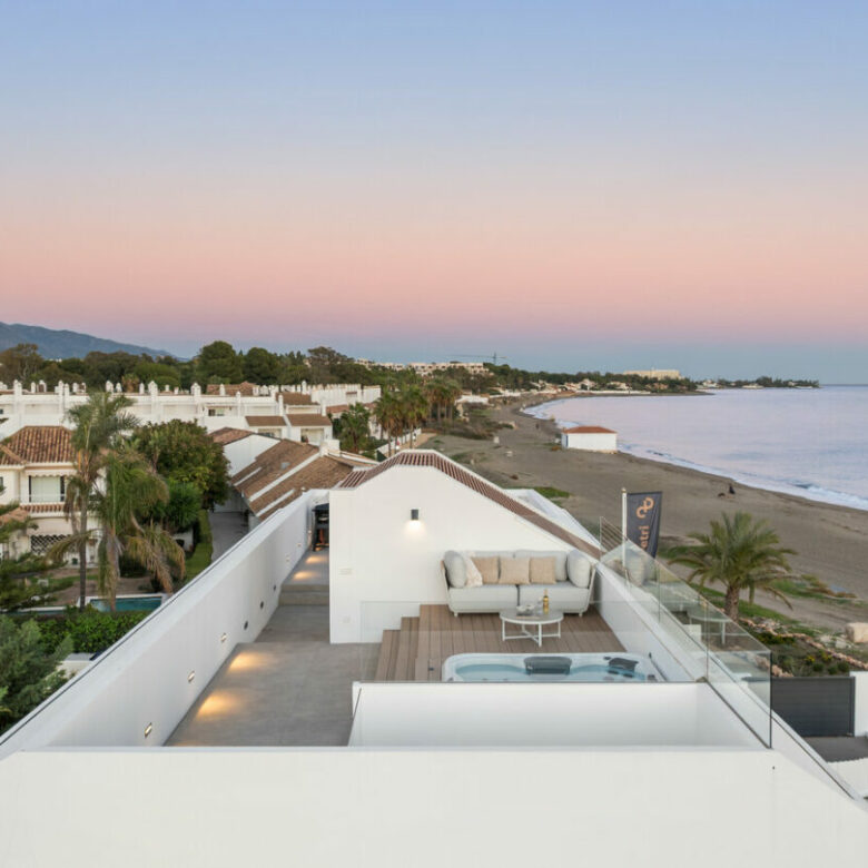 FOR SALE 🏡 Beachfront Five-Bedroom Villa with Rooftop Jacuzzi and Indoor Spa – El Saladillo, New Golden Mile, Estepona 🇪🇸