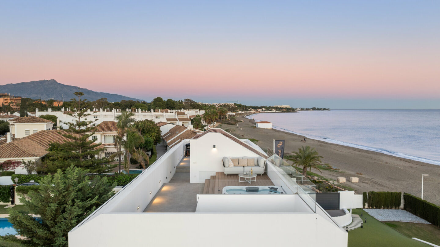 FOR SALE 🏡 Beachfront Five-Bedroom Villa with Rooftop Jacuzzi and Indoor Spa – El Saladillo, New Golden Mile, Estepona 🇪🇸