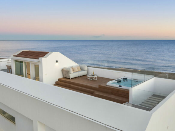 FOR SALE 🏡 Beachfront Five-Bedroom Villa with Rooftop Jacuzzi and Indoor Spa – El Saladillo, New Golden Mile, Estepona 🇪🇸