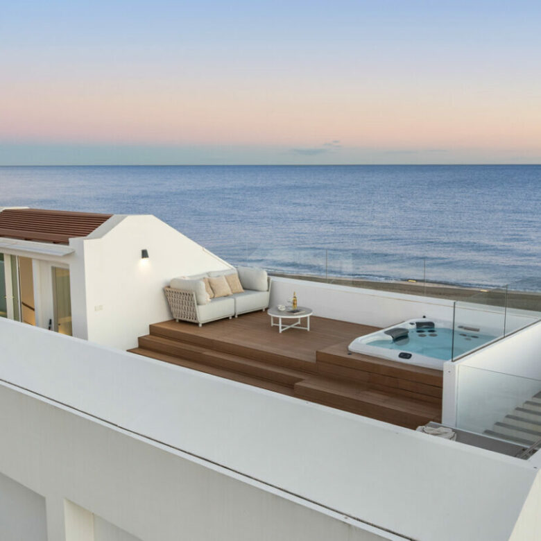 FOR SALE 🏡 Beachfront Five-Bedroom Villa with Rooftop Jacuzzi and Indoor Spa – El Saladillo, New Golden Mile, Estepona 🇪🇸