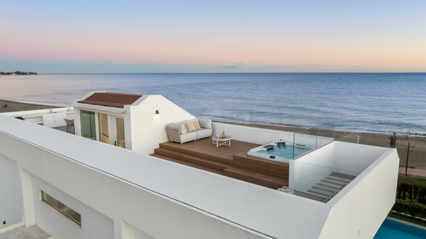FOR SALE 🏡 Beachfront Five-Bedroom Villa with Rooftop Jacuzzi and Indoor Spa – El Saladillo, New Golden Mile, Estepona 🇪🇸