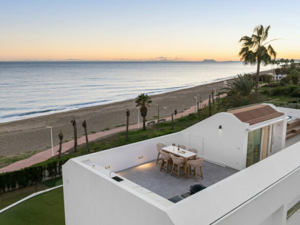 FOR SALE 🏡 Beachfront Five-Bedroom Villa with Rooftop Jacuzzi and Indoor Spa – El Saladillo, New Golden Mile, Estepona 🇪🇸