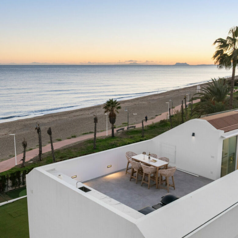 FOR SALE 🏡 Beachfront Five-Bedroom Villa with Rooftop Jacuzzi and Indoor Spa – El Saladillo, New Golden Mile, Estepona 🇪🇸