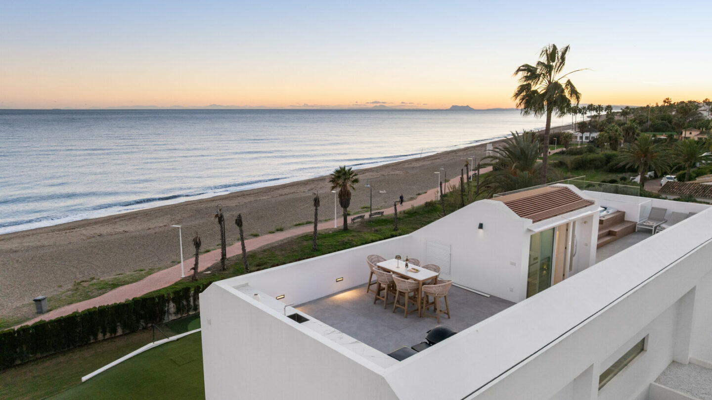 FOR SALE 🏡 Beachfront Five-Bedroom Villa with Rooftop Jacuzzi and Indoor Spa – El Saladillo, New Golden Mile, Estepona 🇪🇸