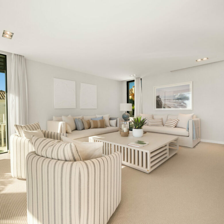 FOR SALE 🏡 Beachfront Five-Bedroom Villa with Rooftop Jacuzzi and Indoor Spa – El Saladillo, New Golden Mile, Estepona 🇪🇸