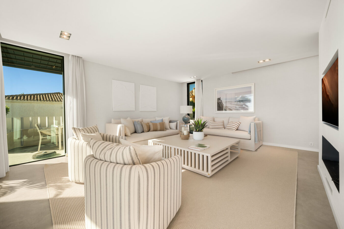 FOR SALE 🏡 Beachfront Five-Bedroom Villa with Rooftop Jacuzzi and Indoor Spa – El Saladillo, New Golden Mile, Estepona 🇪🇸