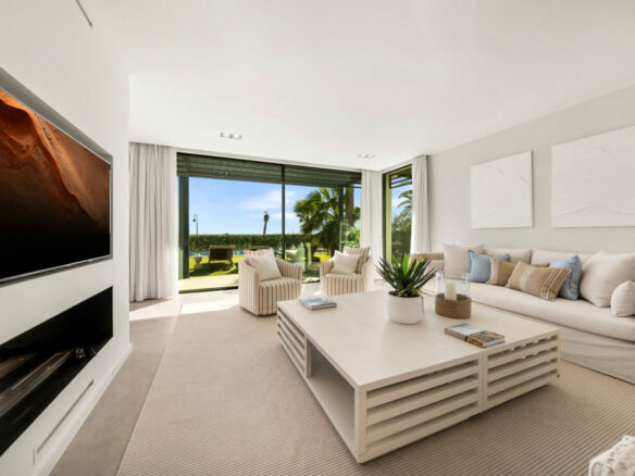 FOR SALE 🏡 Beachfront Five-Bedroom Villa with Rooftop Jacuzzi and Indoor Spa – El Saladillo, New Golden Mile, Estepona 🇪🇸