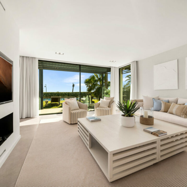 FOR SALE 🏡 Beachfront Five-Bedroom Villa with Rooftop Jacuzzi and Indoor Spa – El Saladillo, New Golden Mile, Estepona 🇪🇸
