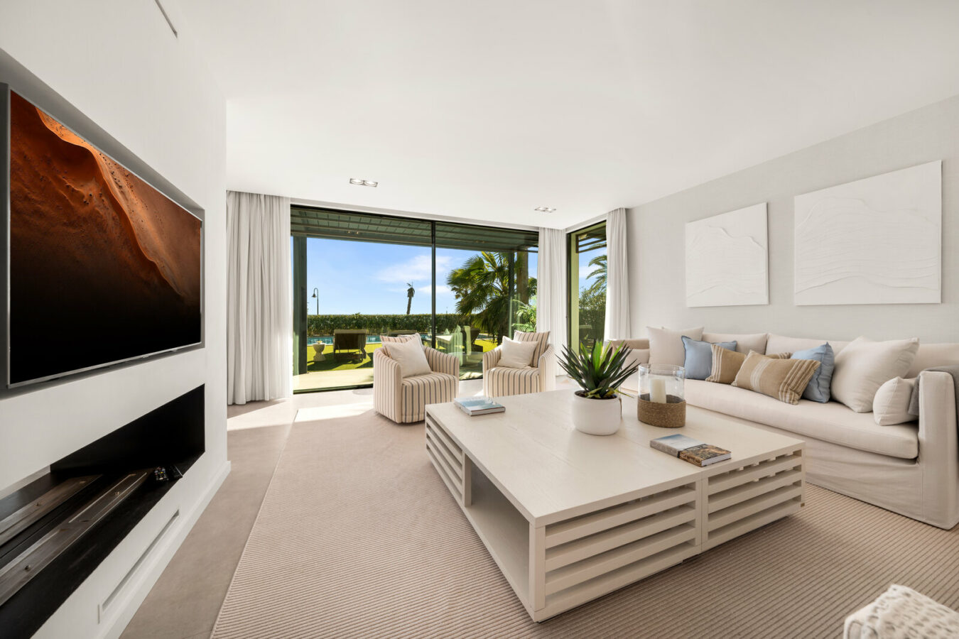 FOR SALE 🏡 Beachfront Five-Bedroom Villa with Rooftop Jacuzzi and Indoor Spa – El Saladillo, New Golden Mile, Estepona 🇪🇸