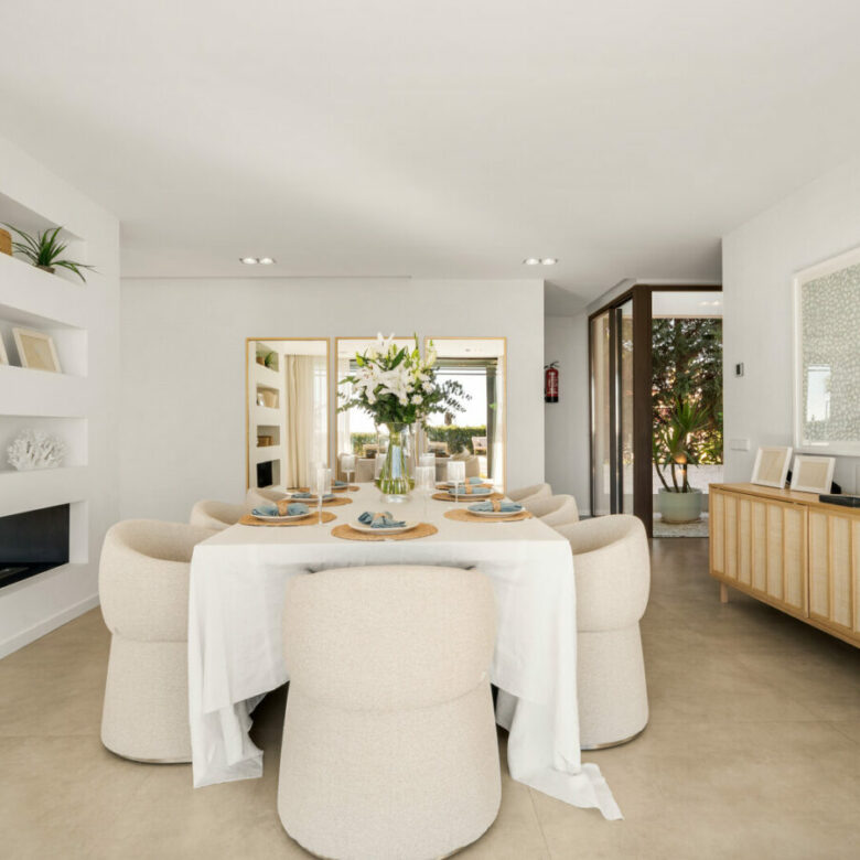 FOR SALE 🏡 Beachfront Five-Bedroom Villa with Rooftop Jacuzzi and Indoor Spa – El Saladillo, New Golden Mile, Estepona 🇪🇸