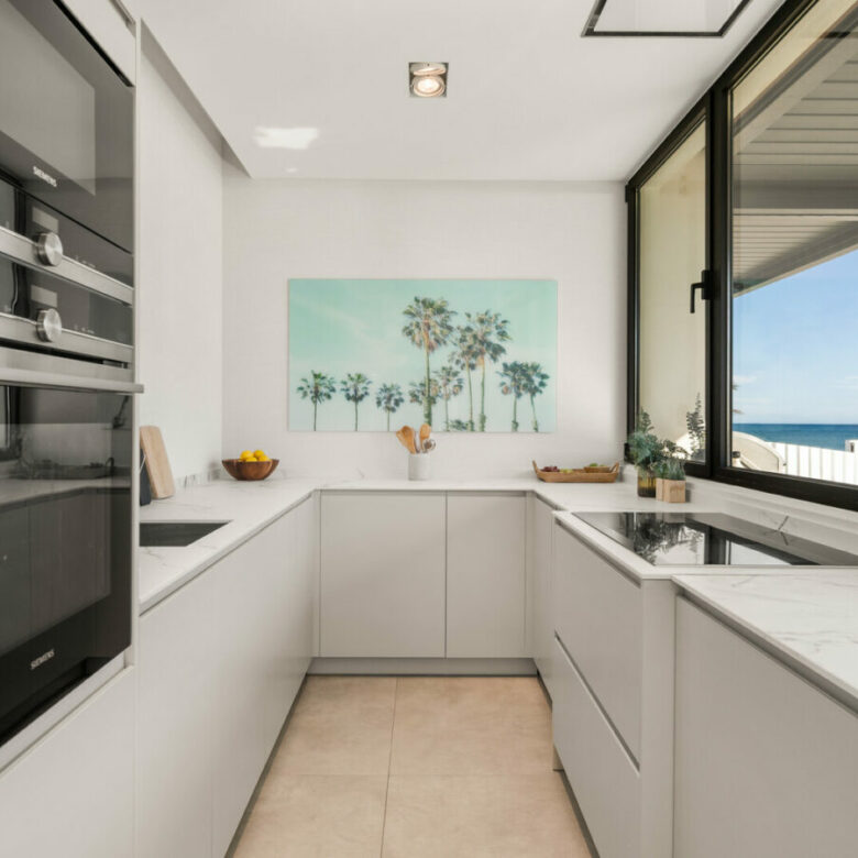 FOR SALE 🏡 Beachfront Five-Bedroom Villa with Rooftop Jacuzzi and Indoor Spa – El Saladillo, New Golden Mile, Estepona 🇪🇸